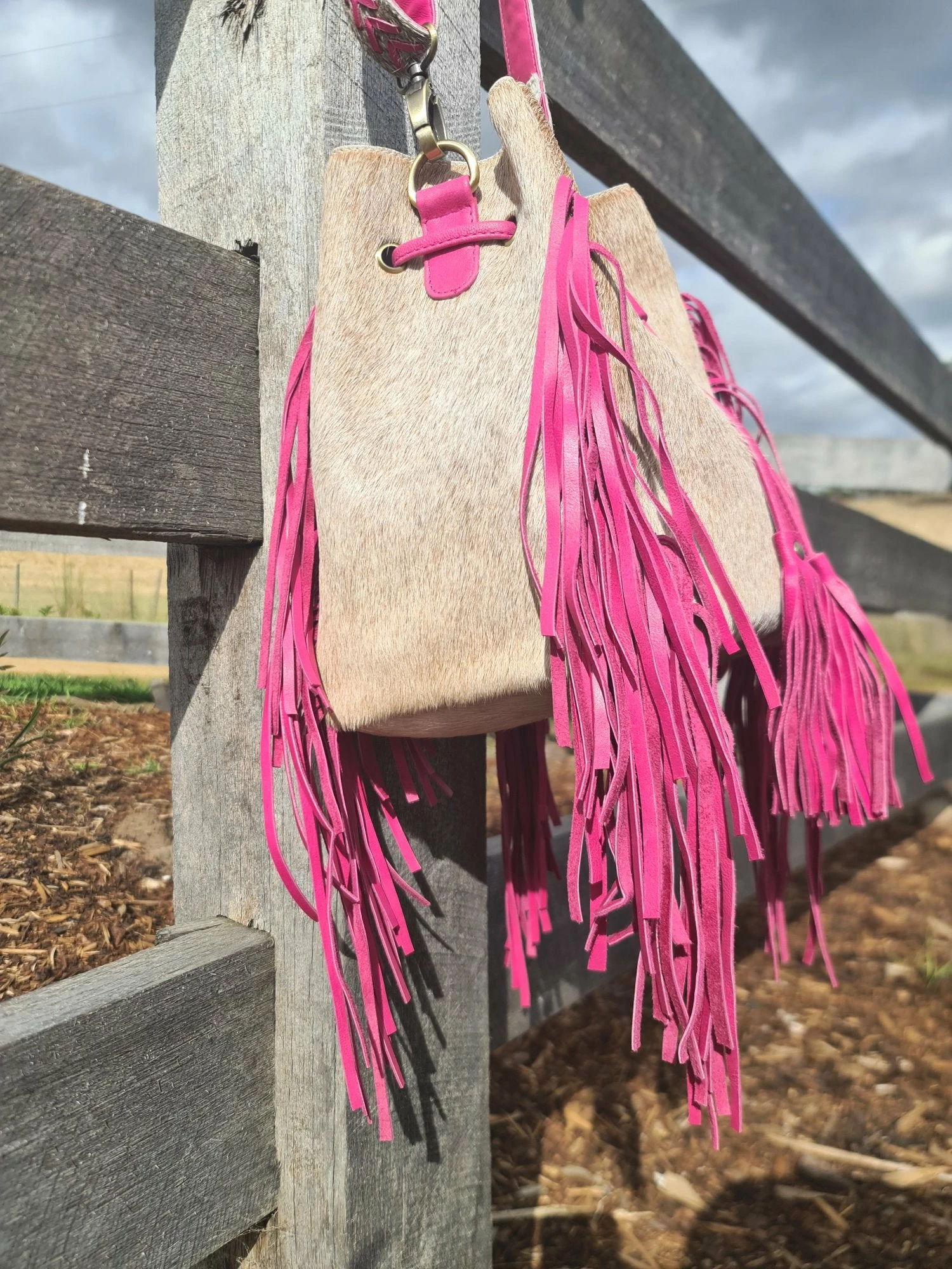 Cowgirl Cowhide Bag - Nat/Fuchsia 3 Cowgirl Cowhide Bag - Nat/Fuchsia - Image 3