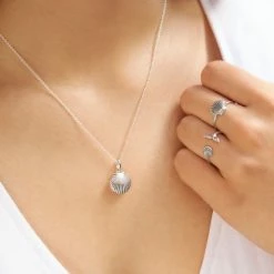 Seashell Locket -Dress Shop N279 model 2000x c6dee693 e77e 4623 a08c acb5856e6f0f